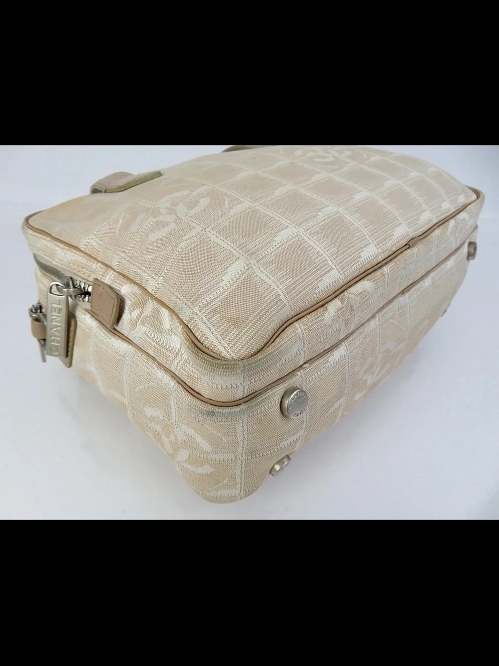 CHANEL Beige Canvas Tote with Signature CC Motif - Picture 8 of 16